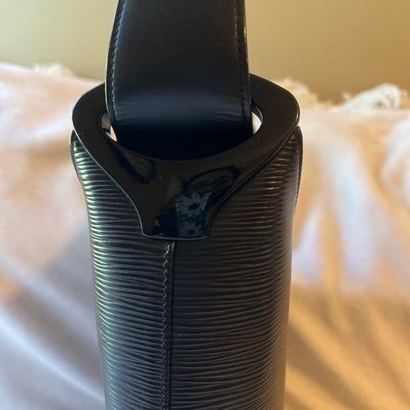 Louis Vuitton - Picture 2 of 11